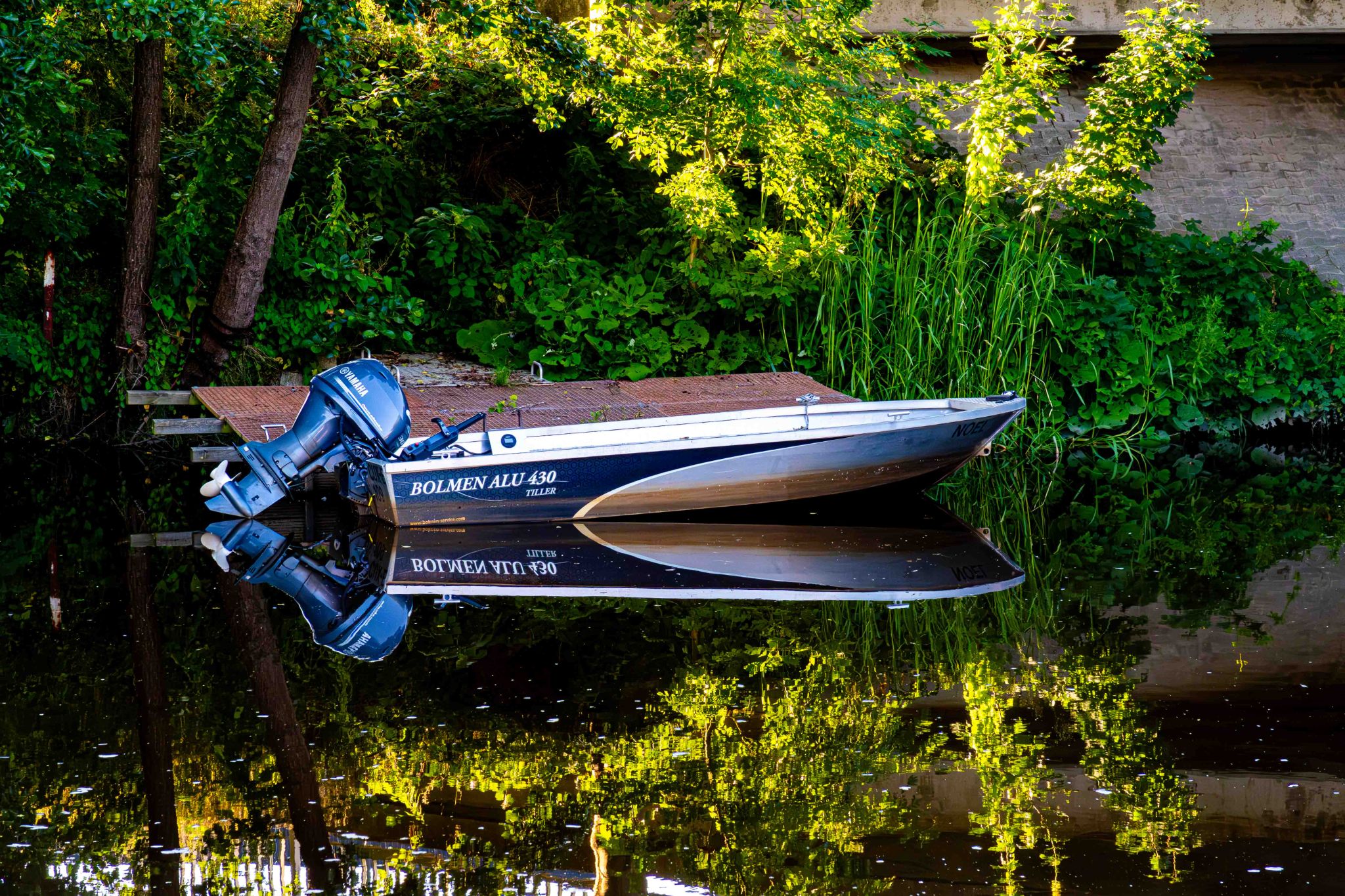 Gespiegeltes Motorboot